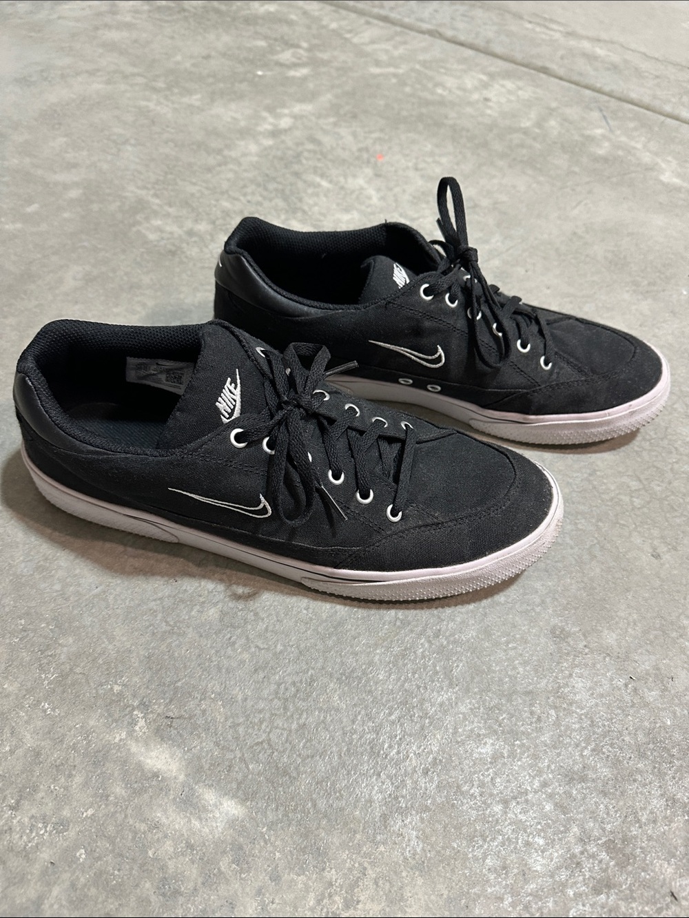 Men’s black Nikes